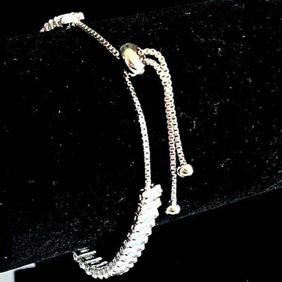 ASG2 Stunning 18k White Gold Adj. Tennis Bracelet w/ 40 Zircon Gems - Picture 9 of 11